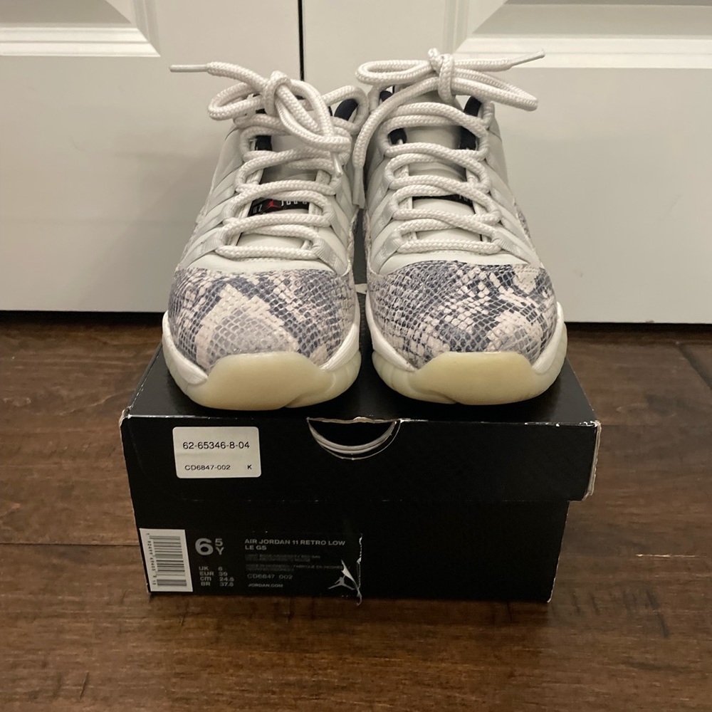 Jordan 11 bone snake skin low 6.5y